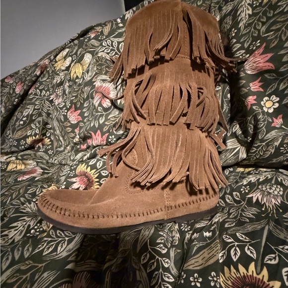 Minnetonka Tan Fringe Moccasins - Picture 4 of 7